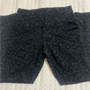 Lululemon Black/gray Leopard Camo Wunder Under 25” size 8.